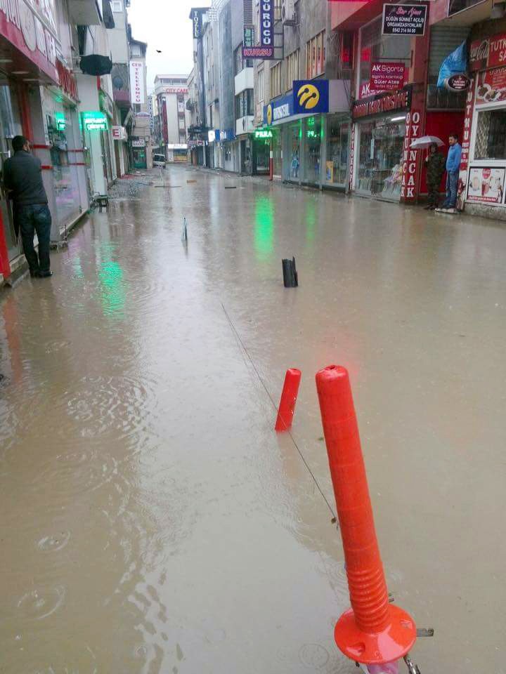 Ünye sele teslim! Son 10 yılın en büyük yağışı