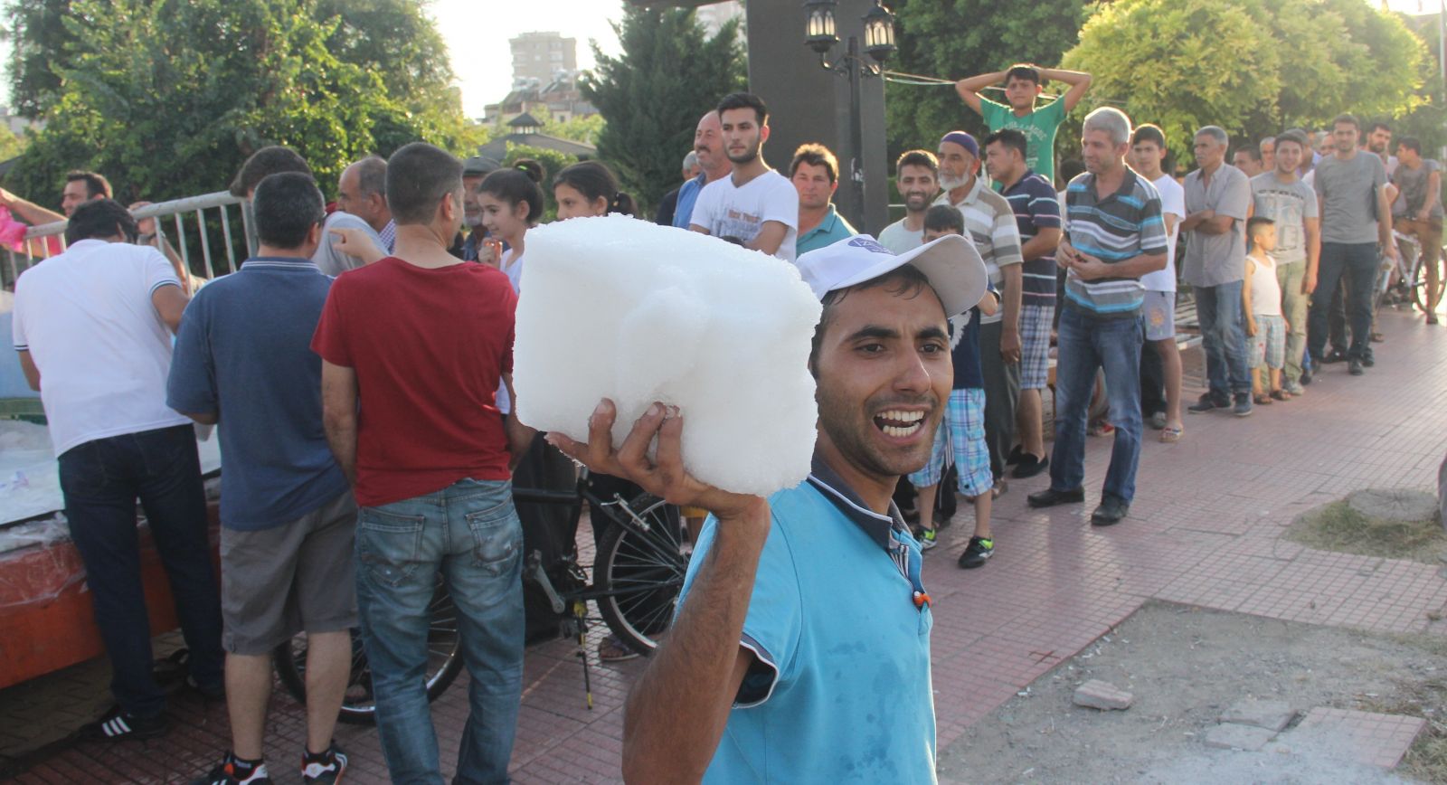 Adanalı kilosu 1 liradan satılan kar için kuyruğa girdi