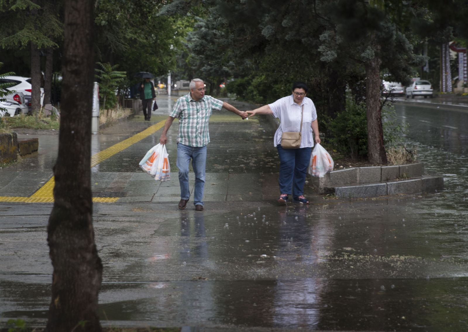 Ankara'yı sağanak vurdu, peş peşe uyarılar geliyor! Her yer beyaza büründü
