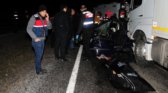 Kazada ölen kızının başında gözyaşı döktü