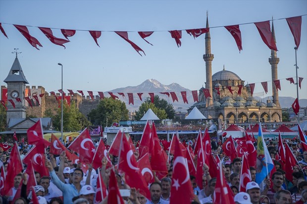 Türkiye demokrasisine sahip çıktı