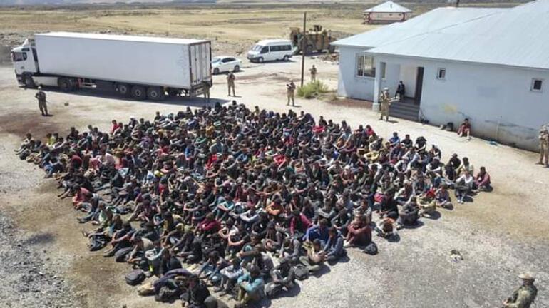 İstanbul'da asker kıyafetiyle dolaşan Afgan göçmenler yakalandı