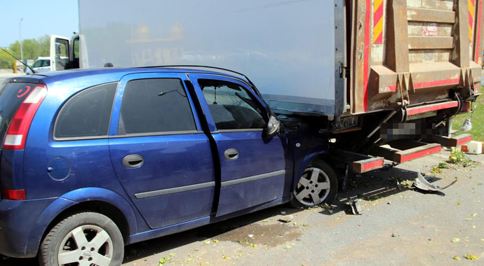 Otomobil kamyonun altına girdi: 3 yaralı