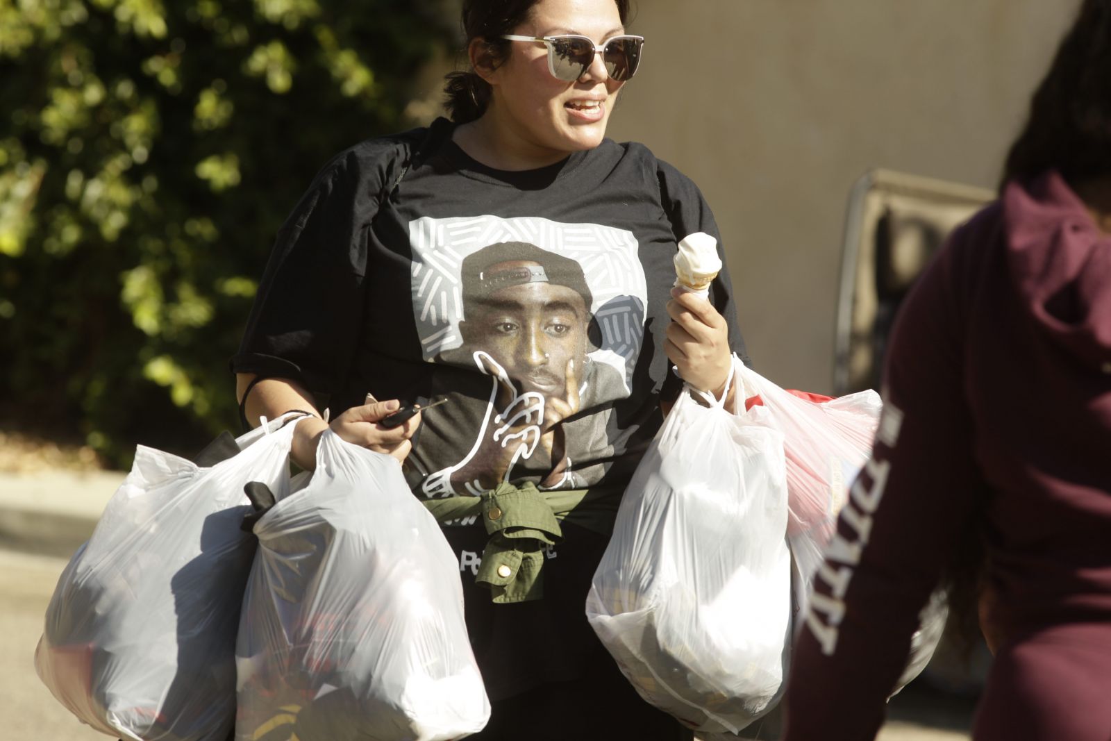 Chris Brown'dan şaşırtan hareket! Evinin önüne çadır kurup kişisel eşyalarını sattı