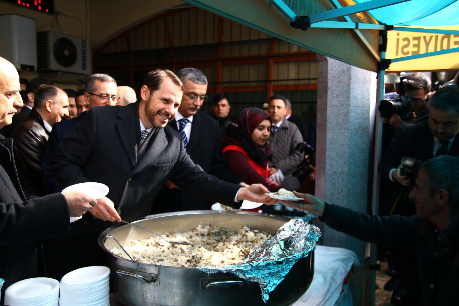 Bakan Albayrak etli pilav dağıttı