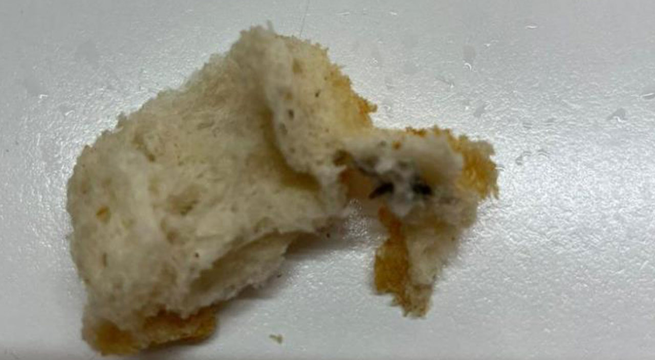 Aldığı ekmeği böldü, çıkan karşısında neye uğradığını şaşırdı