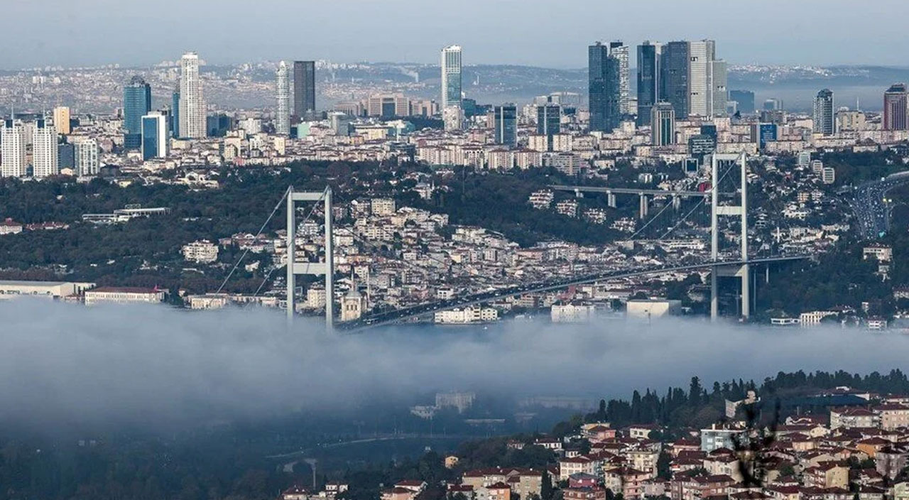 İstanbul Boğazı'nda sis seferlerin aksamasına neden oldu
