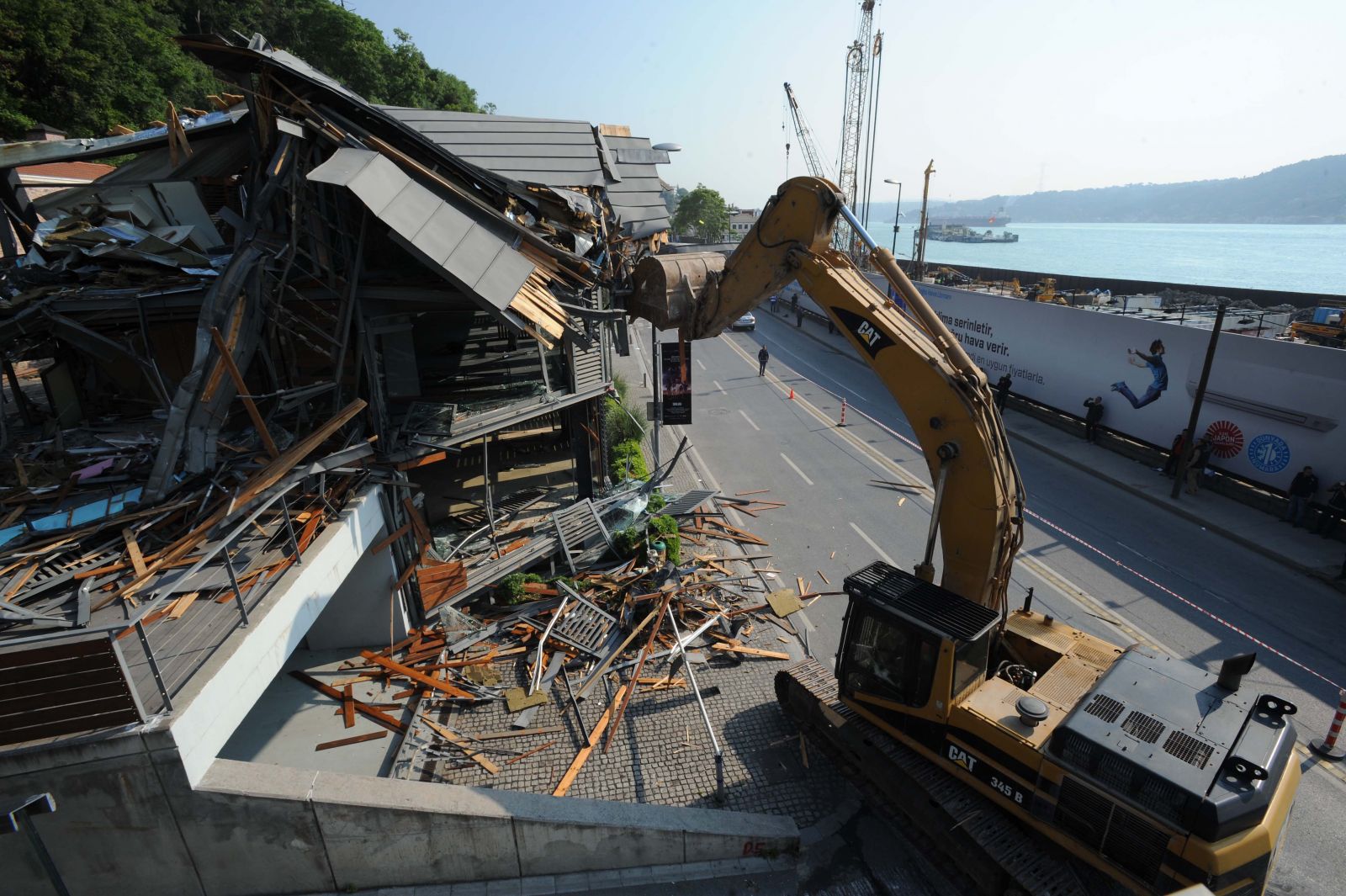 Boğaz'da bir yıkım daha! Çalışanlar neye uğradığını şaşırdı