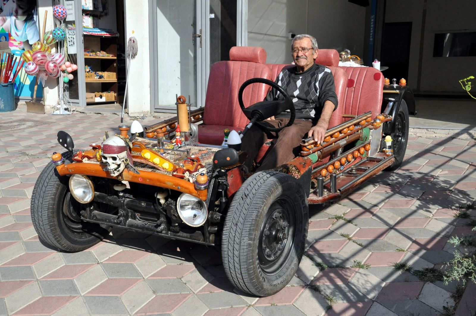 Hurda parçalarından otomobil yaptı!