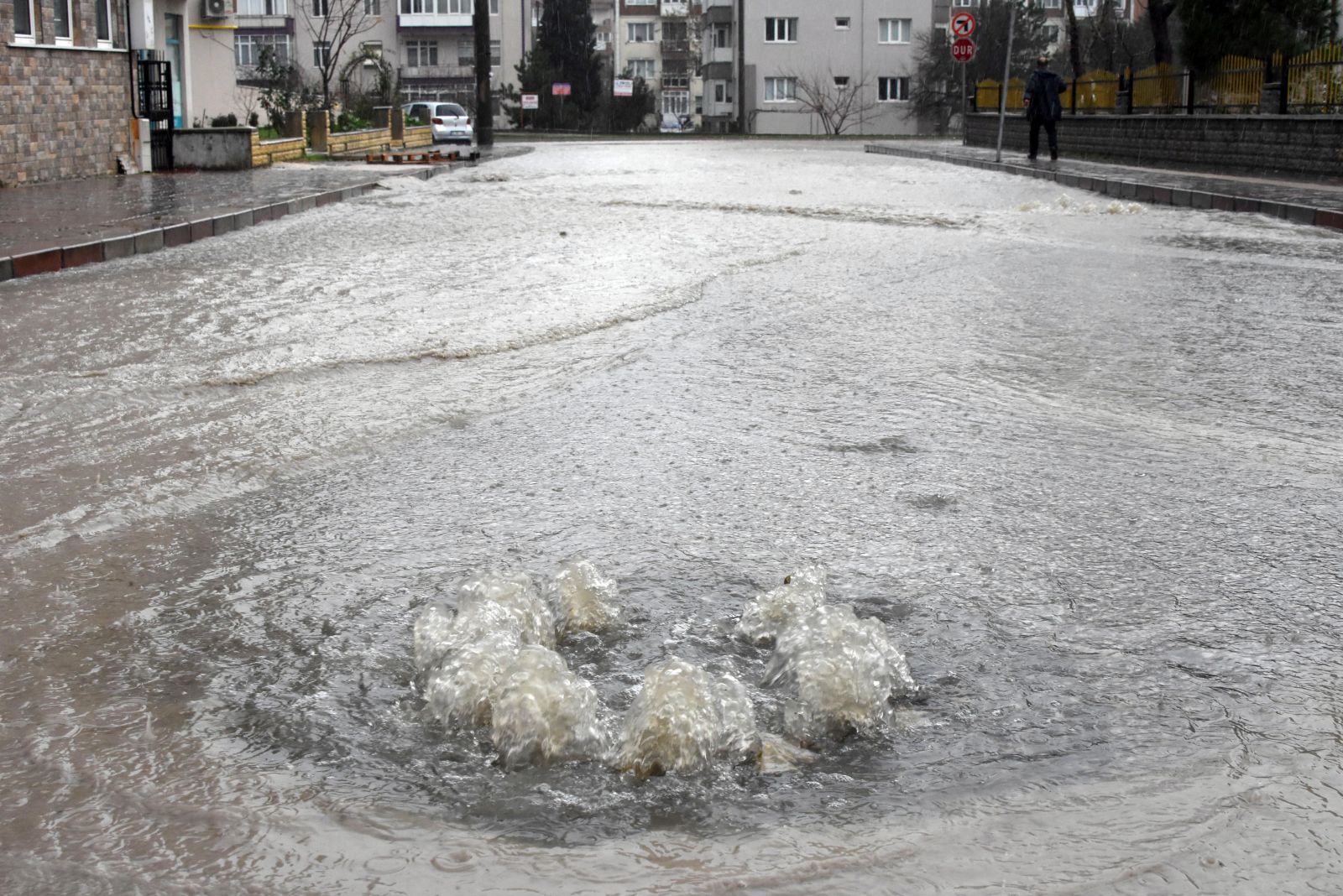 Uyarılar peş peşe geldi, yağmur hayatı felç etti (İstanbul'da Yağmur Ne Kadar Sürecek)