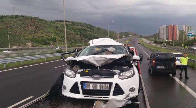 Tır ile otomobil çarpıştı: 1'i ağır 2 yaralı