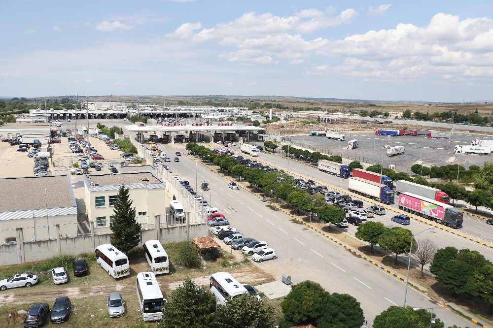 Akın akın dönüyorlar: 2 kilometrelik araç kuyruğu oluştu