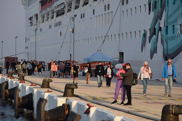 Kuşadası'na kruvaziyerle 900 turist geldi