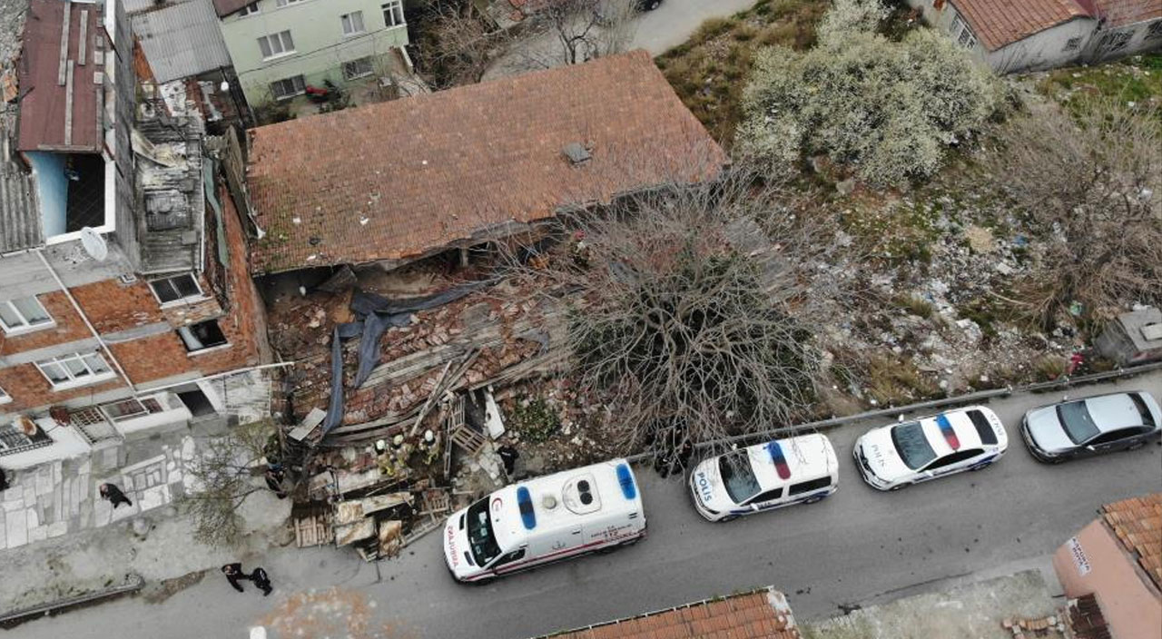 Faciadan dönüldü! Ataşehir’de 2 katlı evin çatısı çöktü