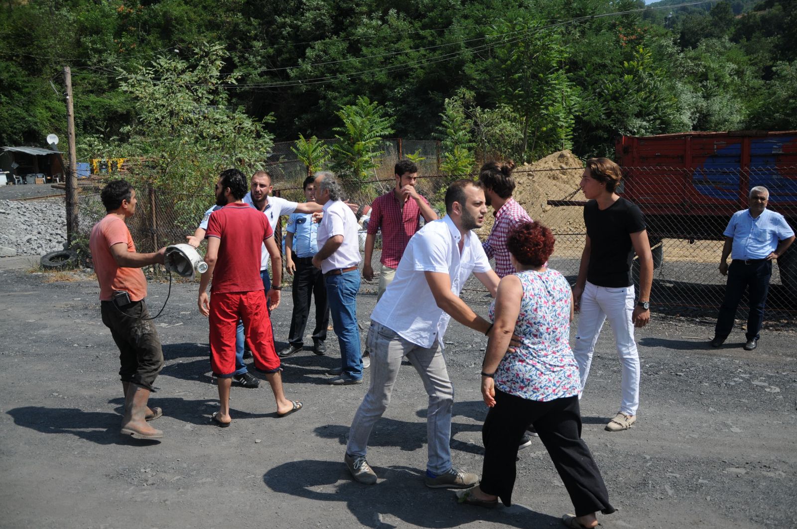 Maden işçileri ile mahalleli birbirine girdi: 3 yaralı