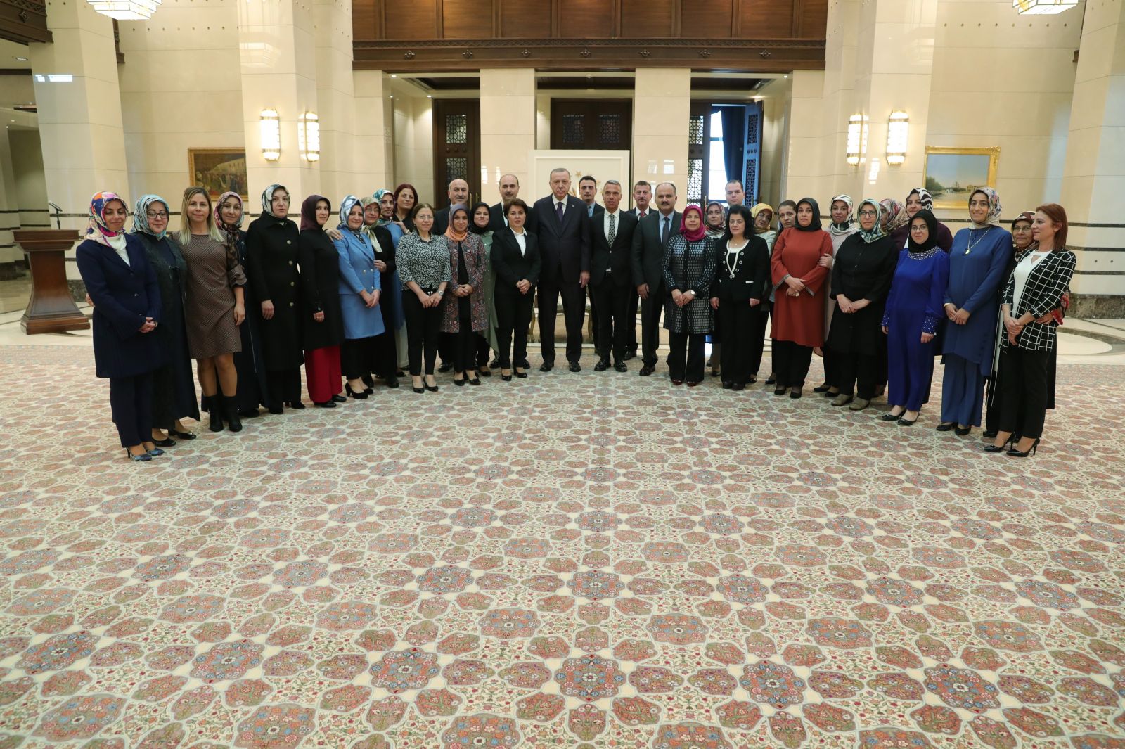 Cumhurbaşkanlığı Erdoğan halı dokuma fabrikasında çalışan kadınları kabul etti