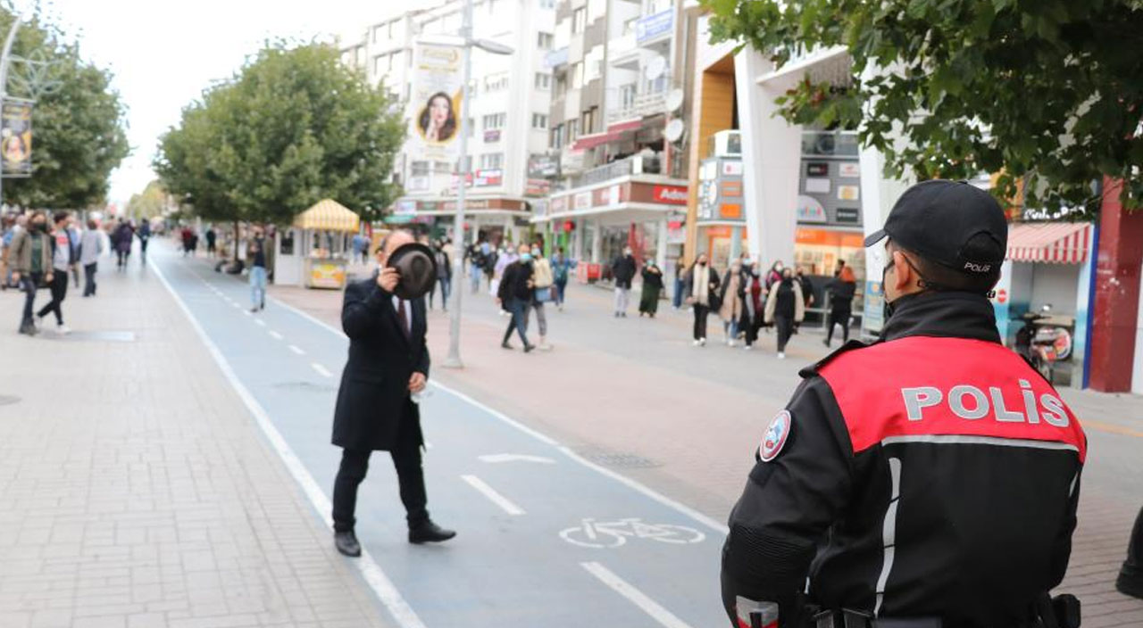 Polisi gören maskesiz vatandaş şapkasının arkasına saklandı