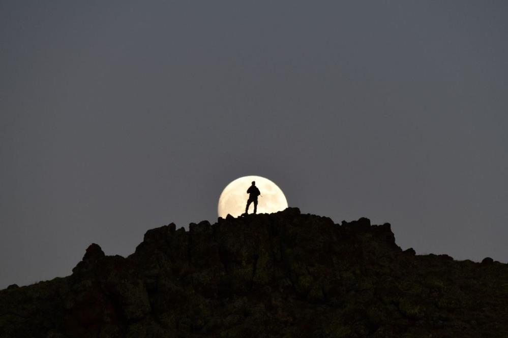 İran sınırında kartpostallık dolunay manzarası