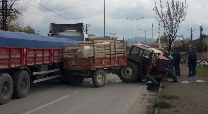 Otomobille çarpışan traktör ikiye ayrıldı