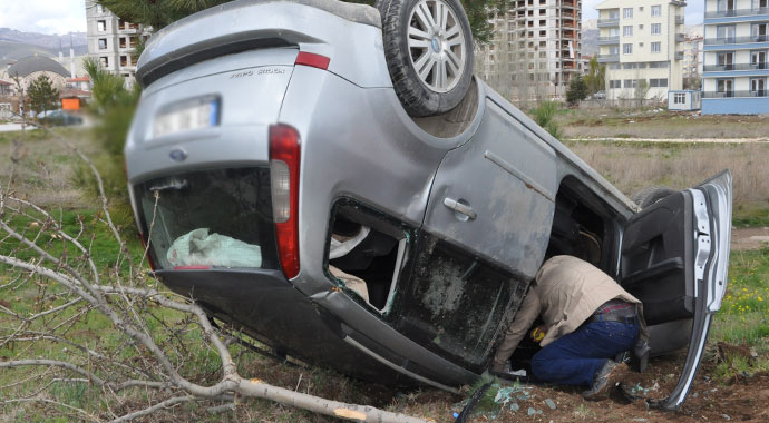 Afyonkarahisar’da kontrolden çıkan araç takla attı; 3'ü çocuk 6 yaralı