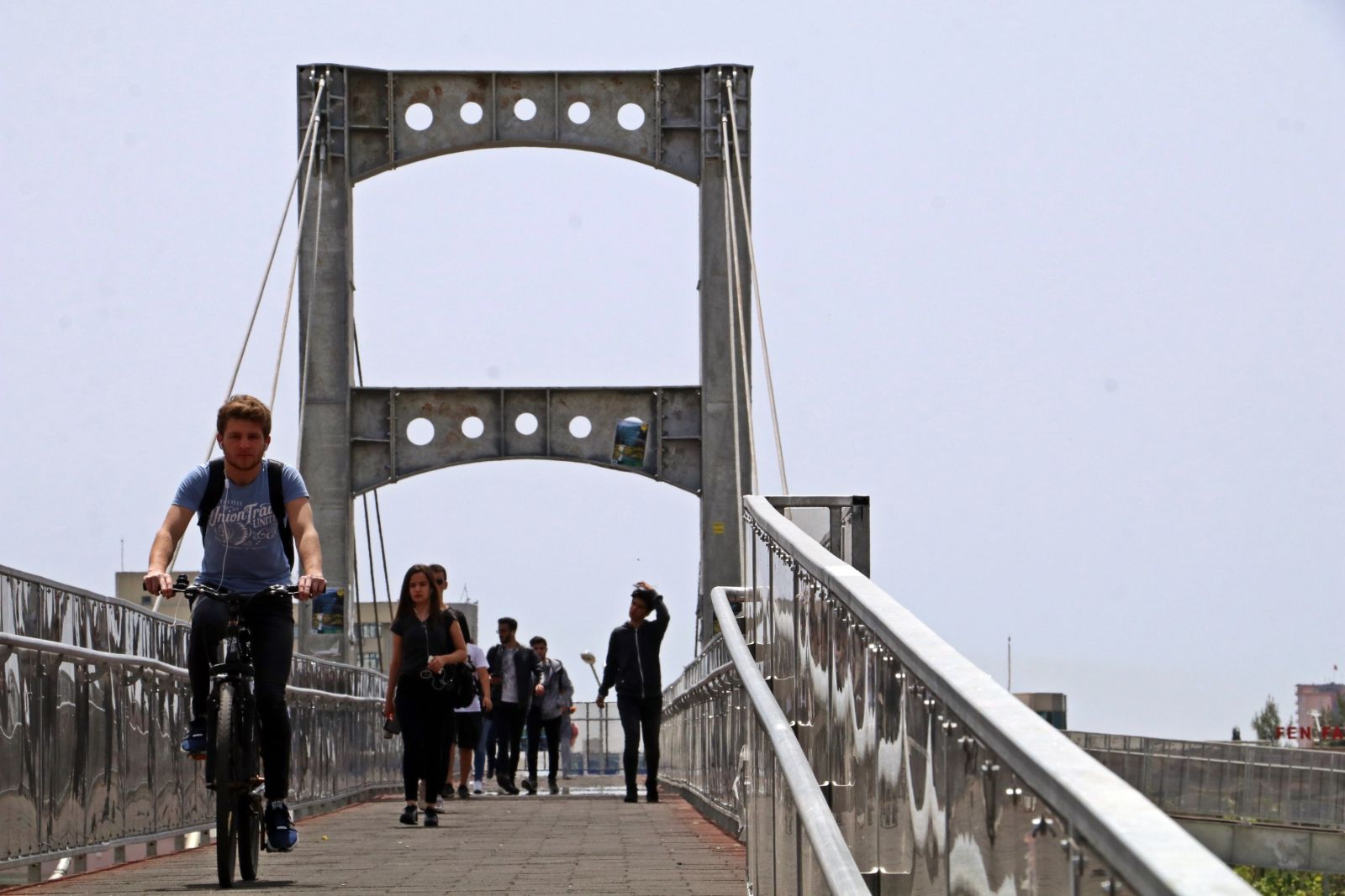 Üniversiteli gençleri çileden çıkartan 250 metrelik üst geçit