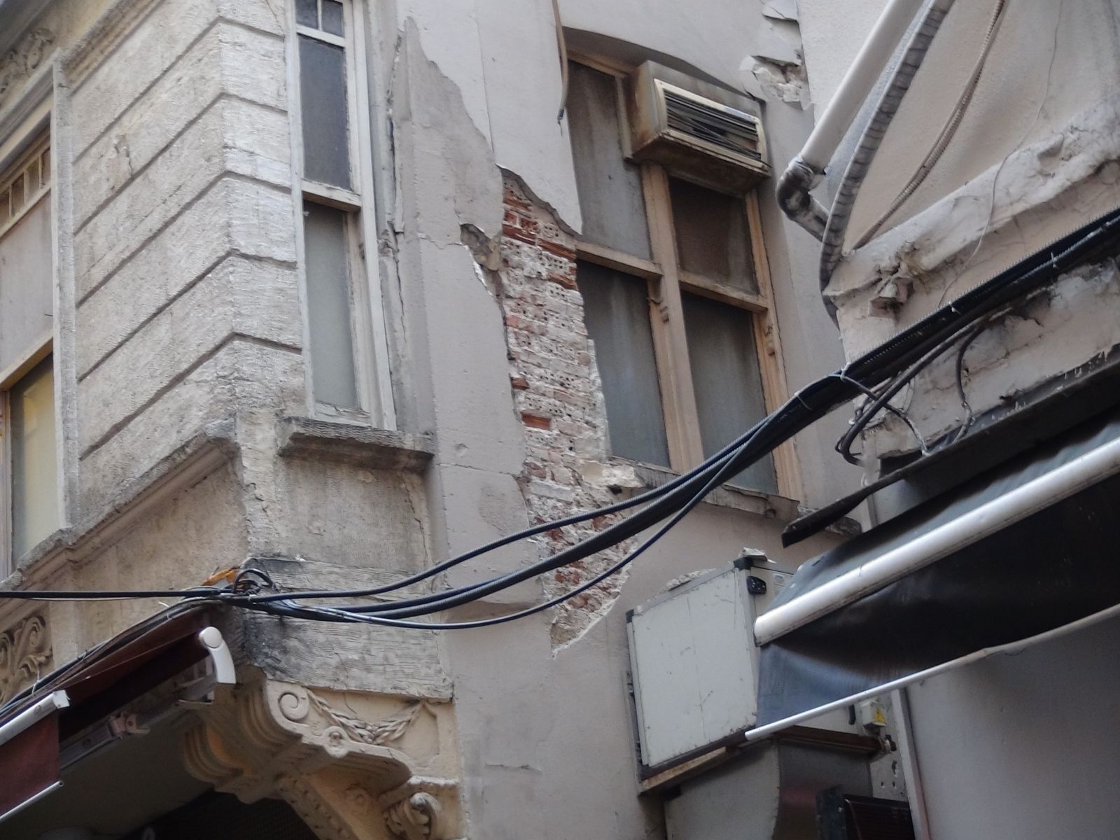 Beyoğlu'nda tarihi bina çökme riski nedeniyle boşaltıldı