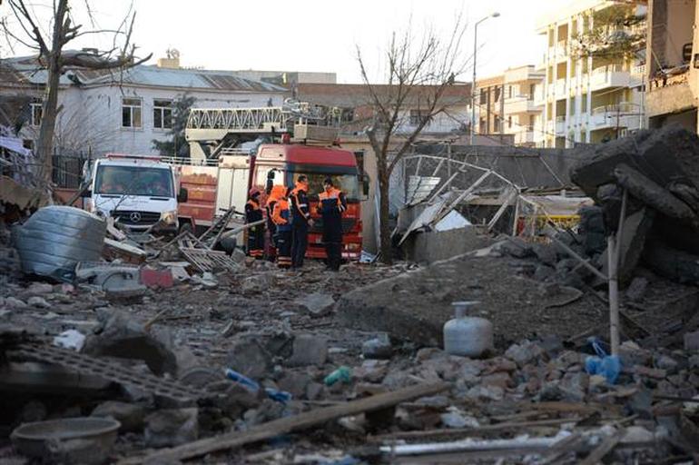 Diyarbakır'da terör saldırıları: 6 ölü 38 yaralı Diyarbakır'da terör saldırıları: 6 ölü 38 yaralı