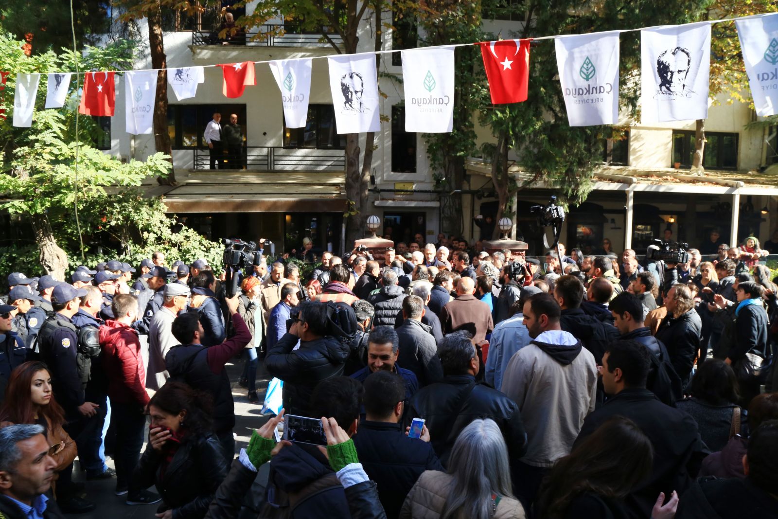 HDP'li vekillere gözaltı sonrası 3 ilde ortalık karıştı