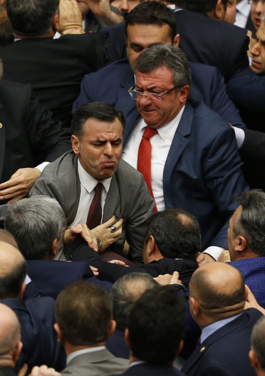 CHP'li vekiller AK Partili vekilleri darp etti
