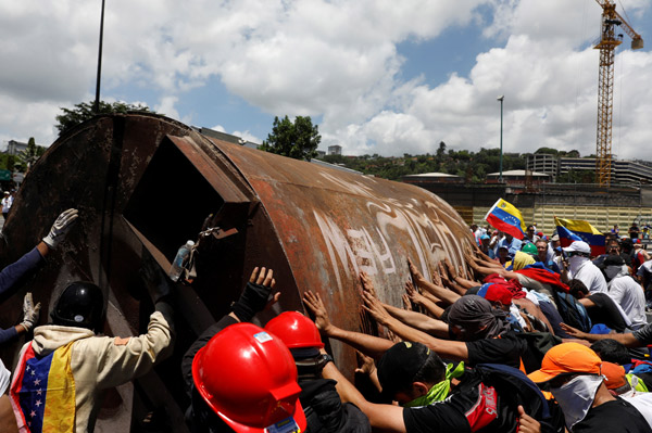 Venezuela'da bir gösterici diri diri yandı