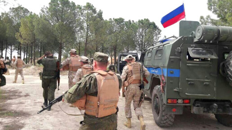 Rus askerleri YPG'li teröristlerin mevzilerinden Türkiye'yi gözetliyor