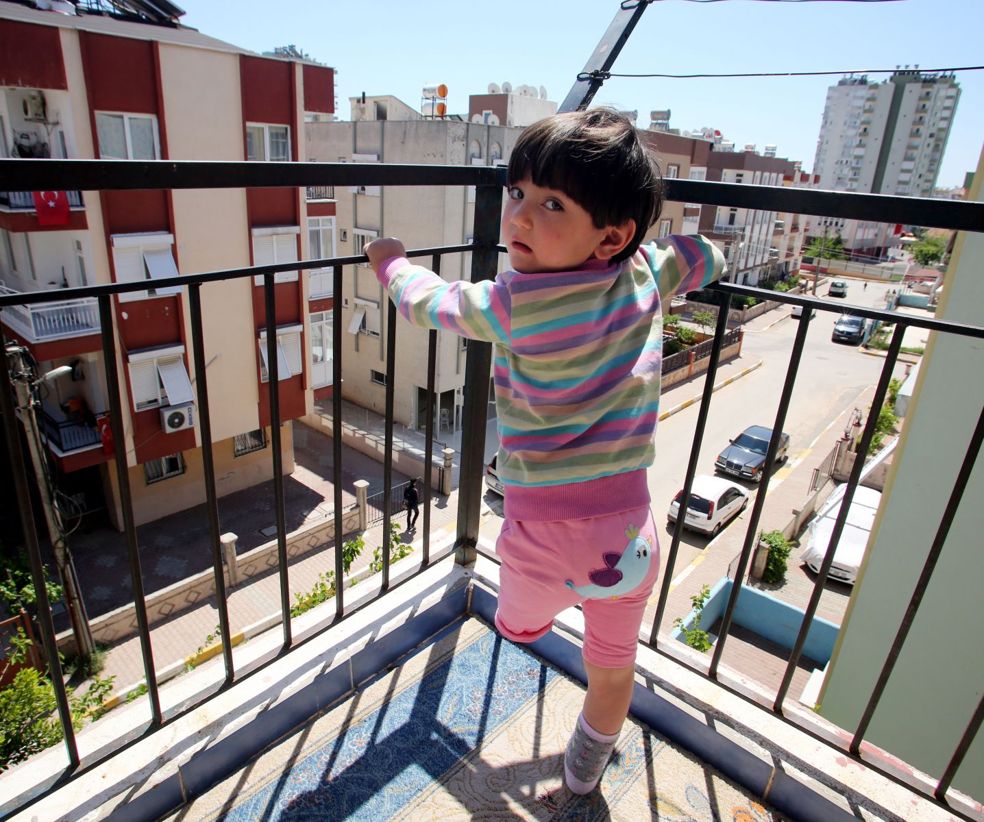 Kızının ağlamasına dayanamayınca bu düzeneği yaptı!