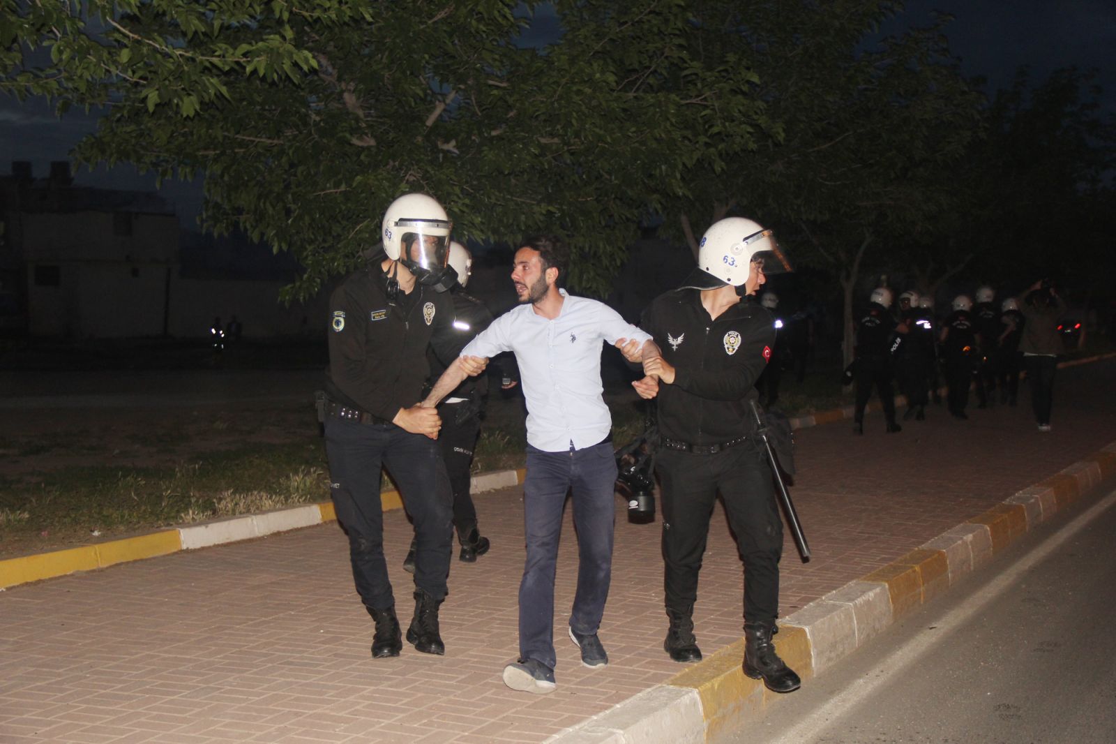 Maç sonrası ortalık savaş alanına döndü