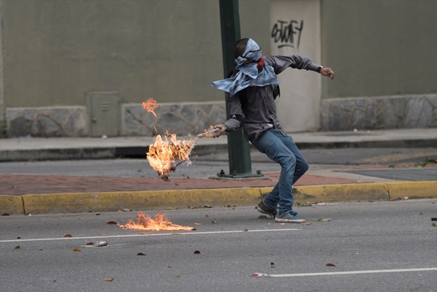 Venezuela'da tansiyon düşmüyor: 34 ölü, 200 yaralı