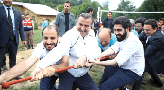 Bakan Bak, kampta çocuklar gibi eğlendi