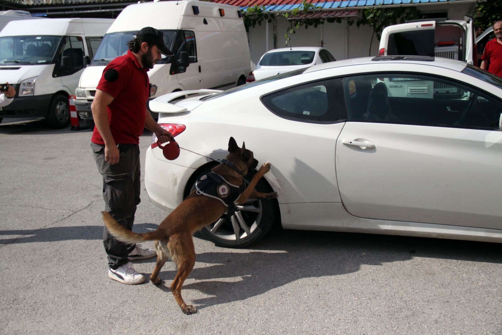 Polis ipi çektikçe spor otomobilden uyuşturucu fışkırdı