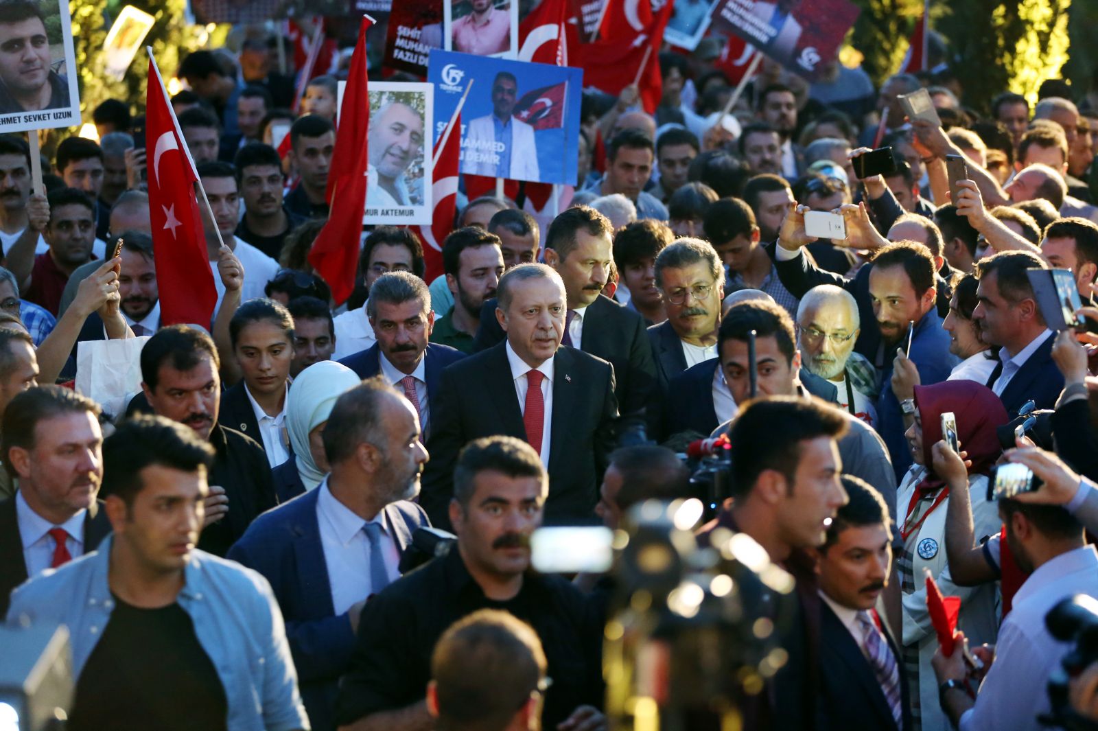 Cumhurbaşkanı Erdoğan'ın Şehitler Köprüsü'ne yürüyüşü