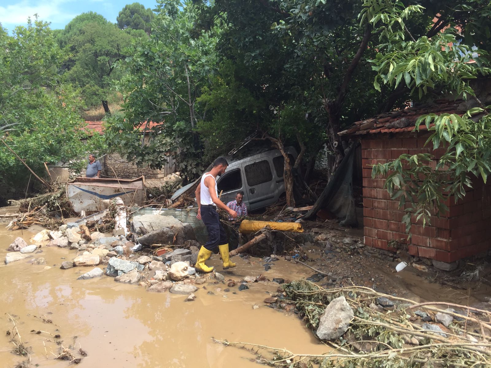 Burhaniye'de sel araçları sürükledi