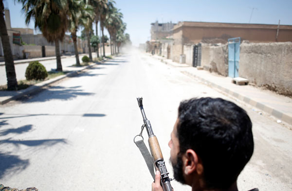 ABD'nin teröristlere verdiği silahlar fotoğraflandı