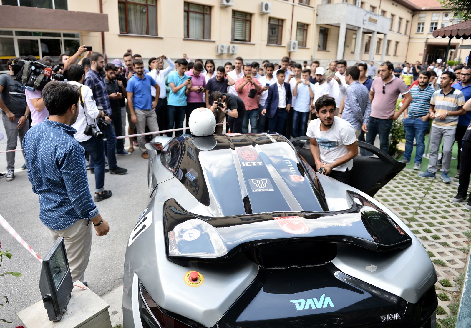 Öğrencilerin ürettiği elektrikli otomobil görücüye çıktı