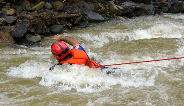 Rize'de dereler taştı, 5 kişilik aile mahsur kaldı