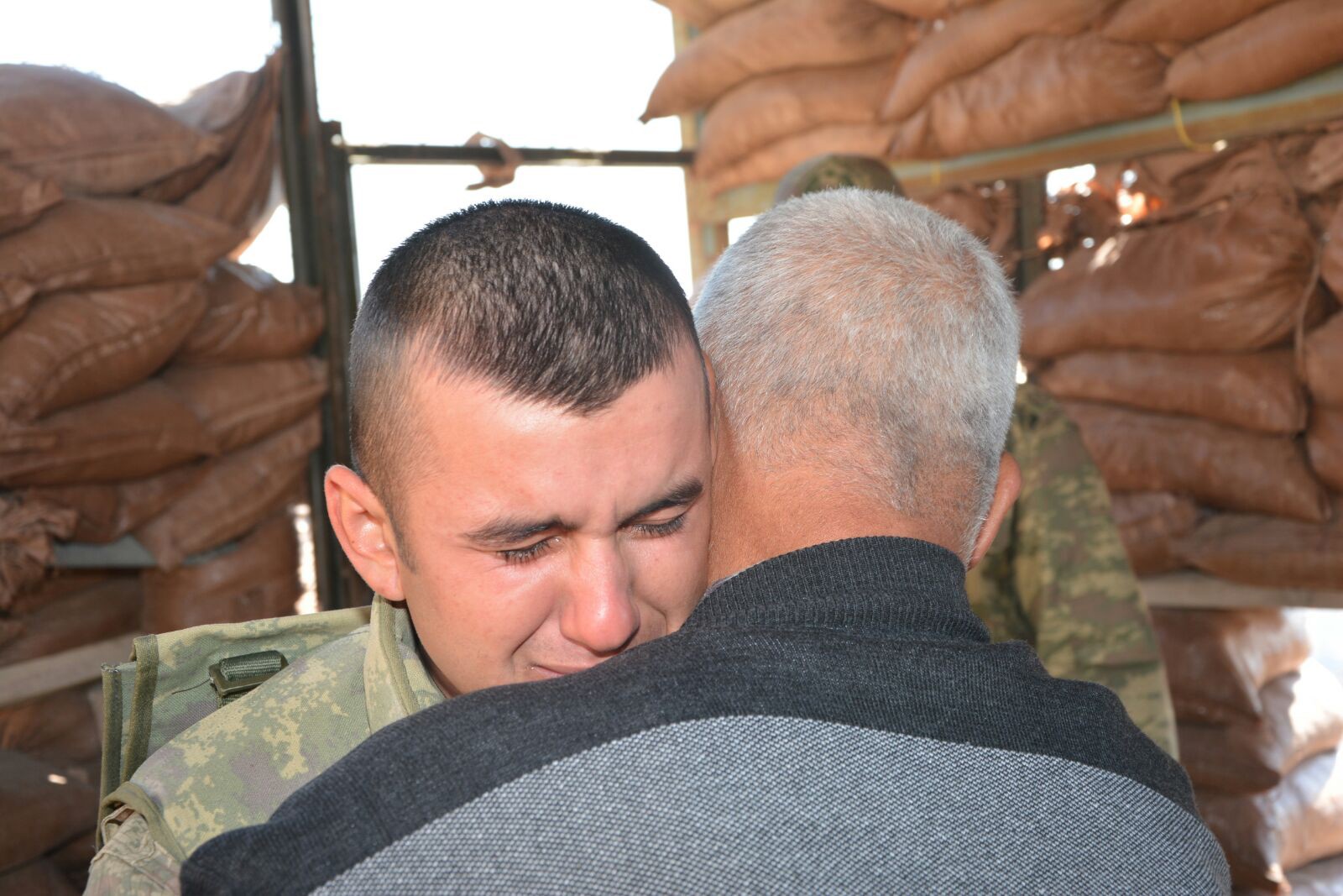 Sınırda nöbet tutan askerle ailesinin duygulandıran buluşması