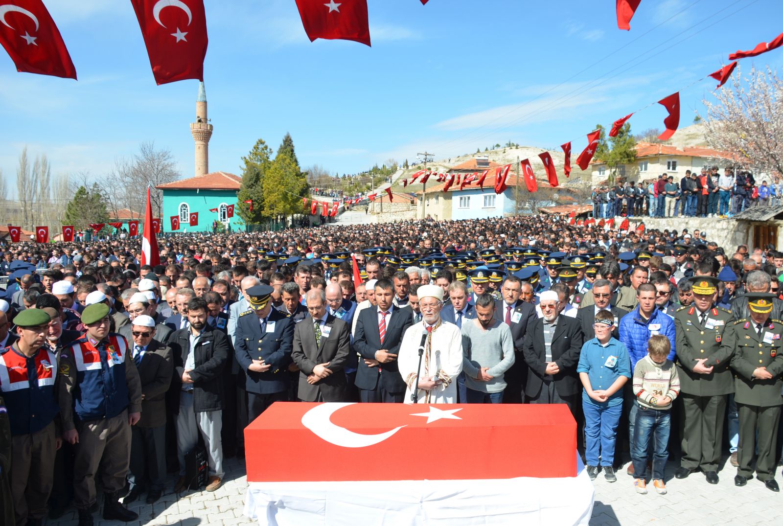 Şehit uzman çavuşu Kütahya'da 10 bin kişi uğurladı