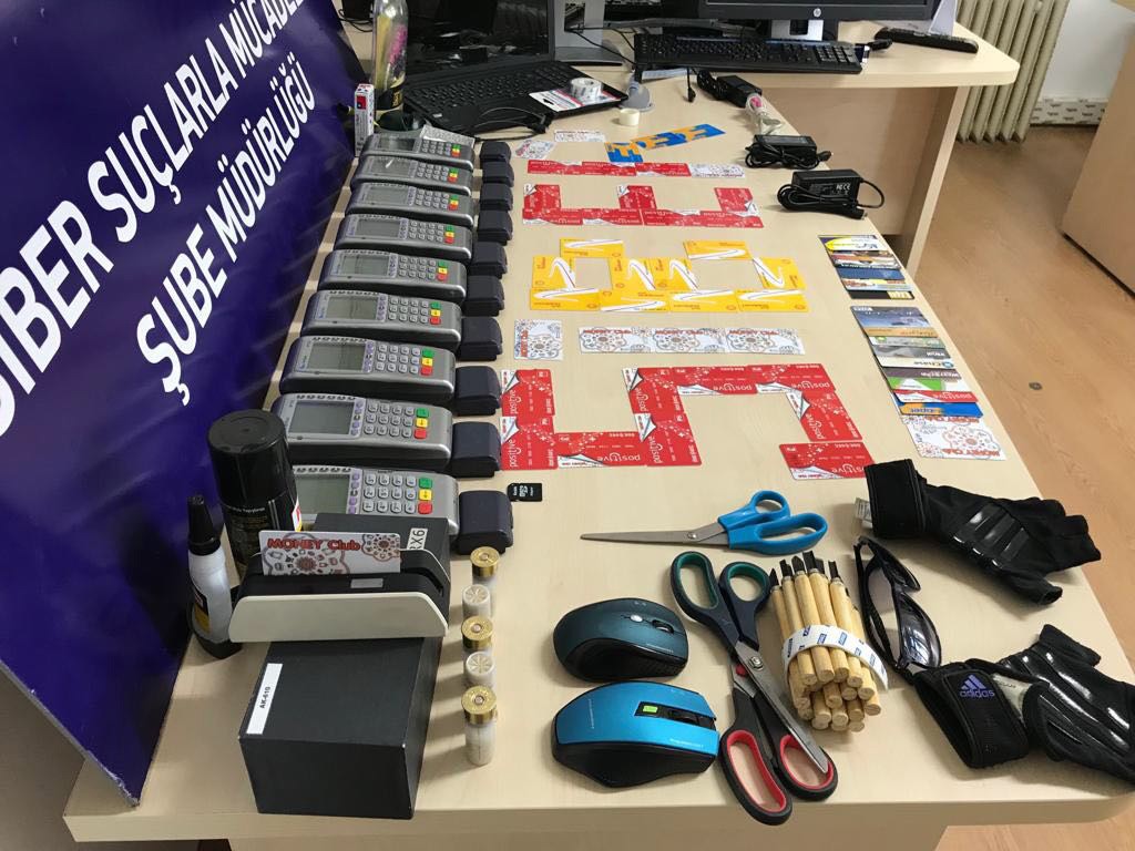 Güzelliğini kullanan kasiyer, müşterileri dolandırdı