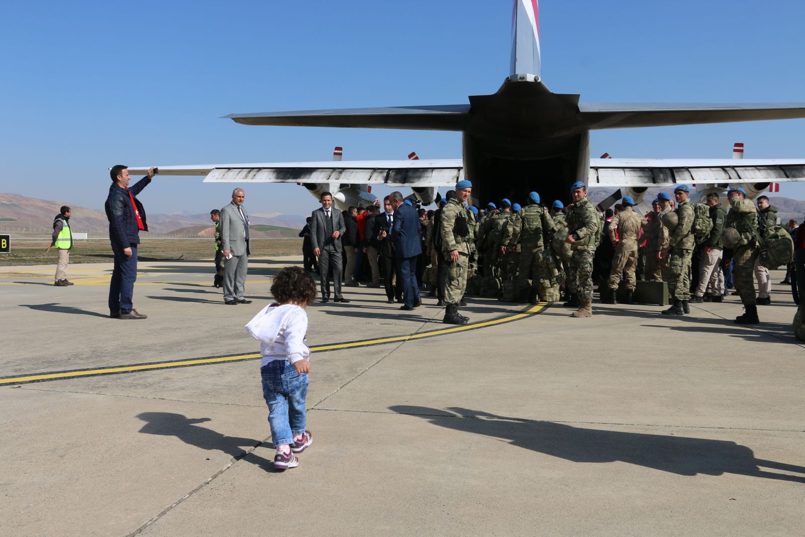Siirt'ten Afrin'e giden askerler dualarla uğurlandı