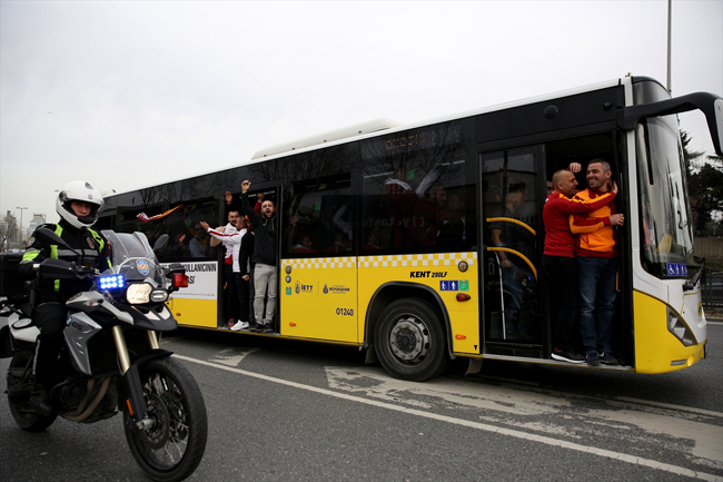 Derbi öncesi büyük şok! Otobüsten düşen Galatasaray taraftarı ağır yaralandı