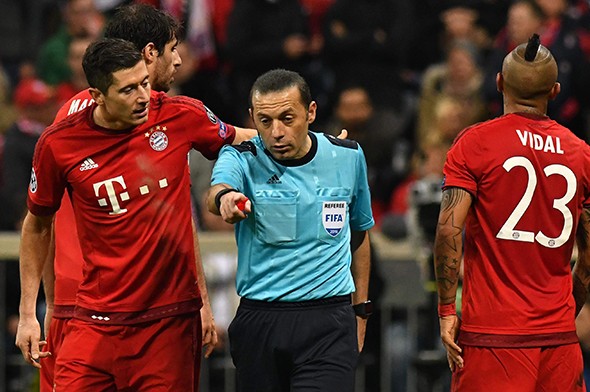 Cüneyt Çakır'ın kararlarını dünya tartışıyor!