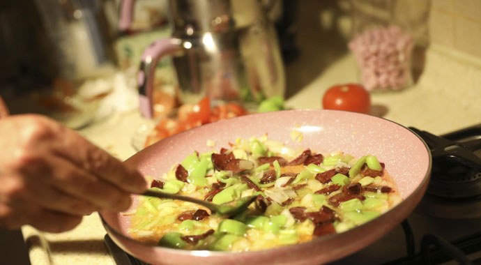 Nihat Zeybekci’den öğrencilere menemen sürprizi