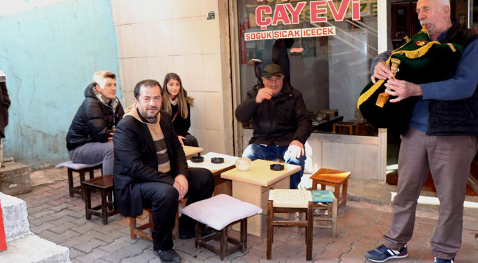 Çay ocağında tulum çaldı, herkes oraya koştu