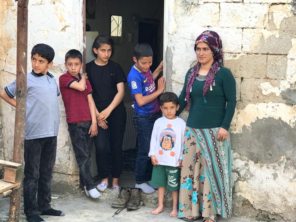 Çocuklarına hem annelik hem de babalık yapıyor